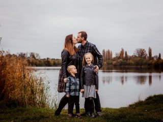 Příběhy, které tvoří rodinu, první část generačního focení ✨ Existují okamžiky, které nepotřebují filtr ani složitou...